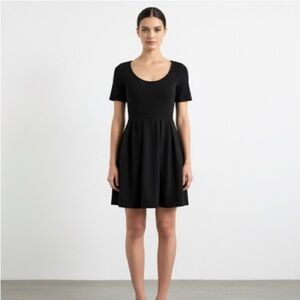 Aritzia Talula black fit & flare short-sleeve knit skater dress - size 4 (Small)